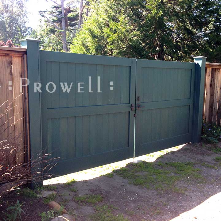 Solid wood driveway privacy gates in Bolina, CA