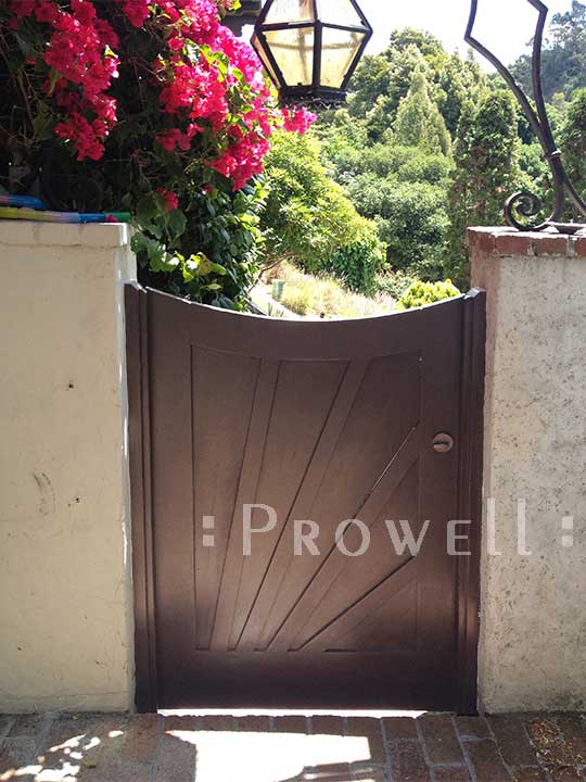 site photograph showing the wooden sunburst gate #107-1 in Oakland, California