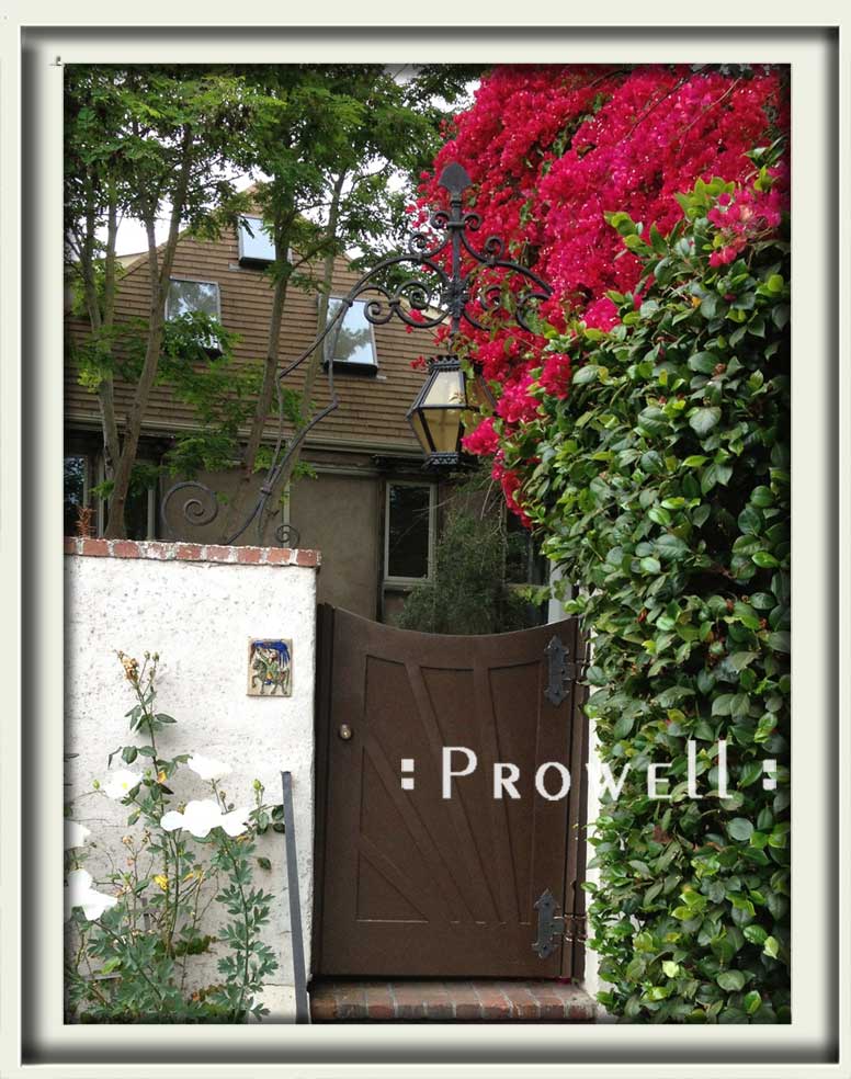 site photograph showing the wooden sunburst gate #107-1 in Oakland, California