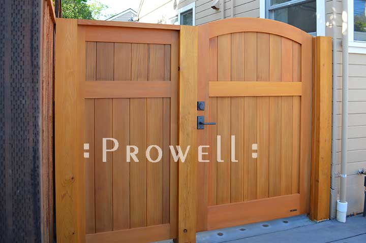 photo showing the side entry of wood fence gate 31-4 in Petaluma, california