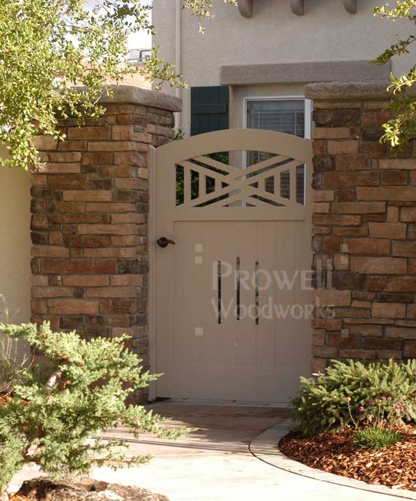 site photo of wood gate design #52-3 in Yakima, Washington