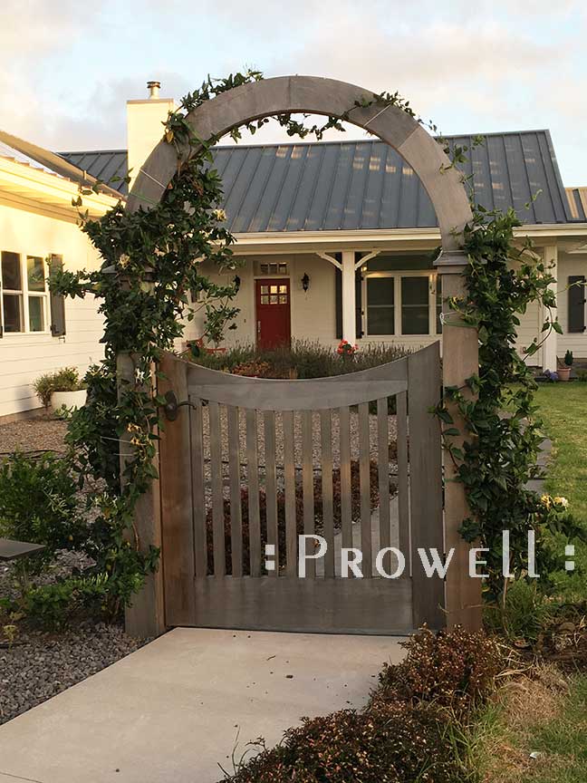 An image showing gate 25-5 facing the house in Hawaii
