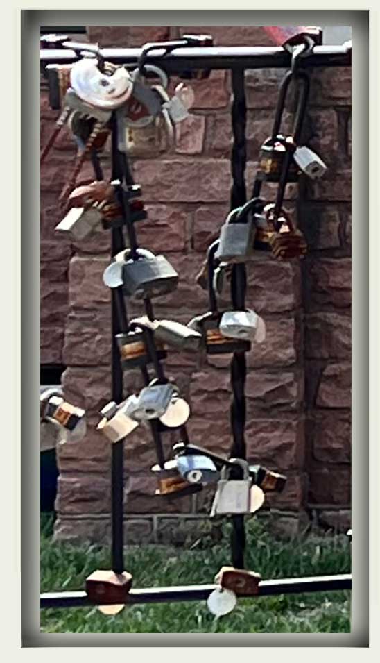 padlocks to express love